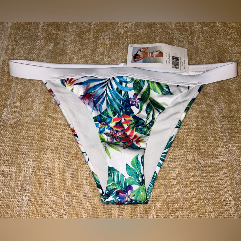 Mapale White Bali Print bikini swimsuit bottoms. Size Medium. New with tag